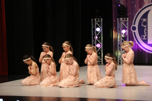 Troupe-Feel-Love-2